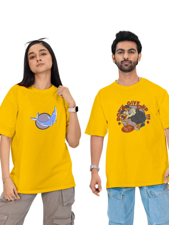 HOLDING-FOOT COUPLE OVERSIZE T-SHIRT